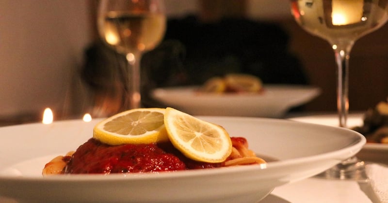 Dîner aux chandelles en voyage : les meilleures adresses romantiques